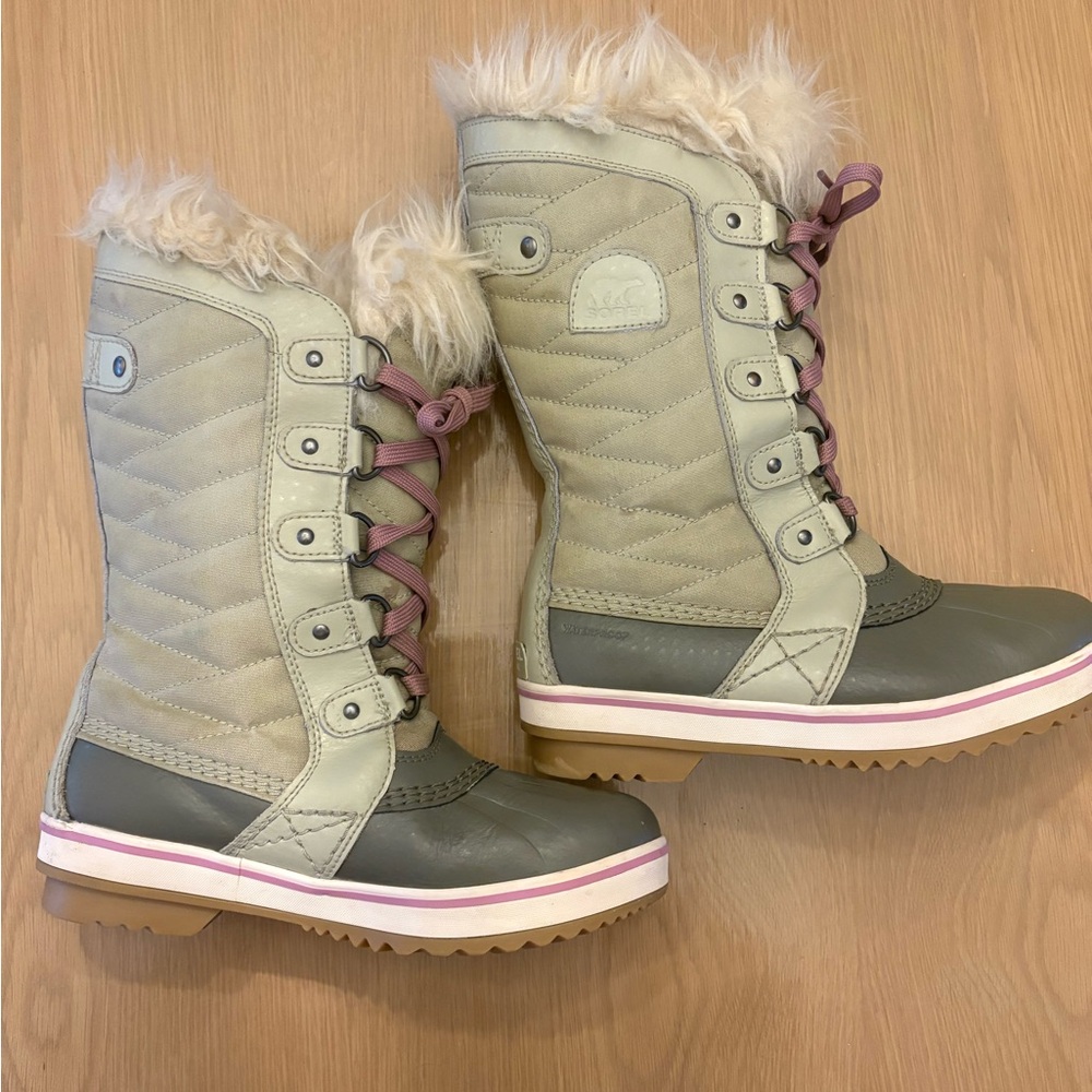 Sorel Girls Winter Boots in Gray with Pink Laces and Cream Fur